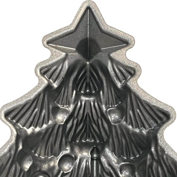 11" Nordic Ware Christmas Tree Bundt Cake Pan Mold 4 Cups Cast Aluminum USA - Picture 6 of 11
